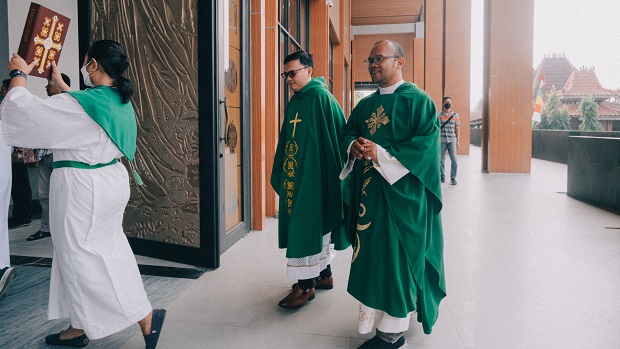 arya 2 masuk greja PAKAI===